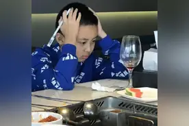 最“悲催”小学生火了，火锅店里写作业，服务员全程“神助攻”图片