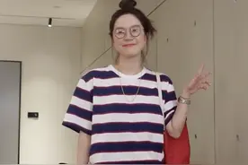 37岁阿姨真会穿，用T恤+牛仔短裤搭出5种不同效果，减龄还很时髦图片