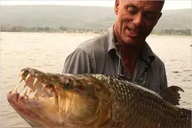 杰瑞米瓦德到中国钓“河中巨怪”开始时还嘲笑中国钓友，装备简陋图片