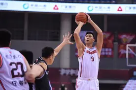 易建联确定缺席新赛季CBA，中国男篮的大旗谁来扛？图片