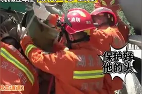 惊险！油罐车撞翻卡车，50℃高温上演生死救援图片