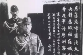 日本兵到了苏州，为何抢着去寒山寺，与这块石碑合影？图片