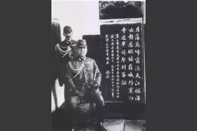 日本兵到了苏州，为何抢着去寒山寺，与这块石碑合影？图片