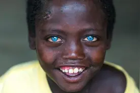 非洲足球巨星“生活困难”？热尔维尼奥养活一家人，他养一个村图片