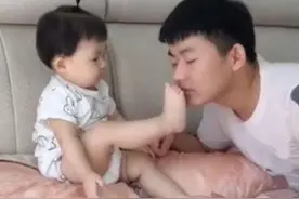 “调皮女宝”把脚丫给爸爸闻，宝爸佯装晕倒，孩子的举动亮了图片