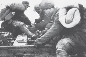 《峰爆》中提到的铁道兵当年有多牛？这一消失的军兵种不应被忘记图片