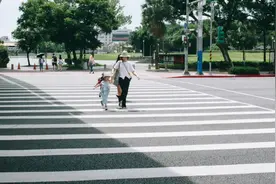 专家：过马路不要拉孩子的手！除了它，还有这些易被忽略的小常识图片