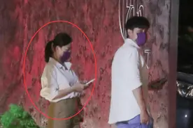 陈乔恩深夜和男友约会吃饭，小腹圆润疑似怀孕，时刻警惕狗仔偷拍图片