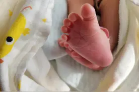 看着一个人，他长得像你又像我图片