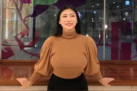 45岁阿姨被小20岁的帅哥倒追，看到照片后，网友：换我我也追图片