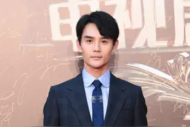 王凯散发老干部气质，穿格子西服套装，面容清瘦图片
