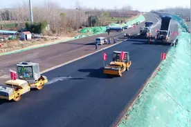 新进展！国道204（大场段）改线工程路面沥青层开始摊铺图片