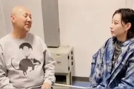 60岁腾格尔近况曝光，表情呆滞被疑身体欠佳，反应迟钝引担忧图片