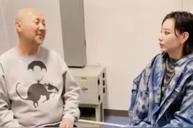 60岁腾格尔近况曝光，表情呆滞被疑身体欠佳，反应迟钝引担忧图片