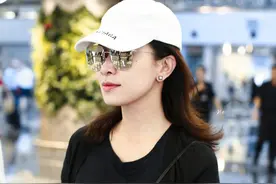46岁佘诗曼太瘦了，1500T恤穿成紧身衣，“沙漏型”身材不输超模图片