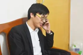 父女亲密太过度，女儿23岁还需要爸爸帮搓背，男友：你们要点脸图片
