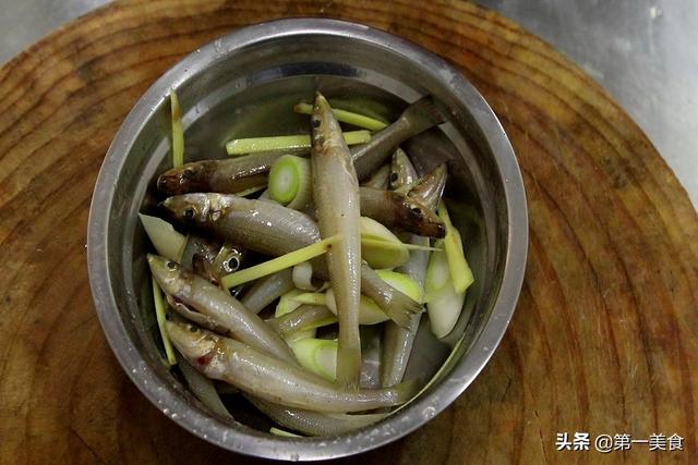 炸小鱼裹面粉还是淀粉？记住正确做法，金黄酥脆不扎嘴，越嚼越香