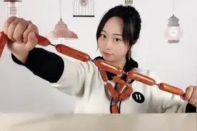 妹子试吃“双节棍香肠”，这香肠不仅可以吃，还可以拿来防身？视频封面