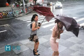 暴雨中的成都，摄影师拍下街边路人的精彩瞬间图片