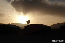 快看，野外的军营多彩缤纷更美丽！图片