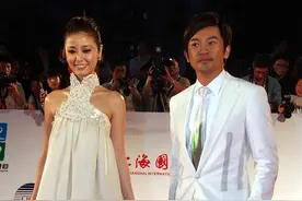 林心如才是“黑美人”，一身公主裙纤瘦迷人，同框苏有朋肤色亮了图片