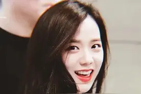 金智秀真的好美，“一身红”明媚动人，蓝天白云也失色图片