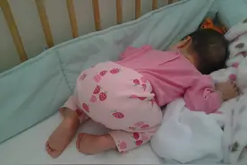 宝宝的“睡姿”不同，暗示“性格”不一样，从睡眠看孩子特点图片