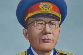 黄克诚在台上作报告，台下有个干部打瞌睡，看看将军是怎么说的图片