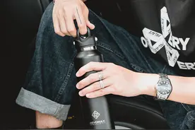 美国颠覆传统密封技术，杯子不用拧盖，单手1秒开合！开车很方便图片