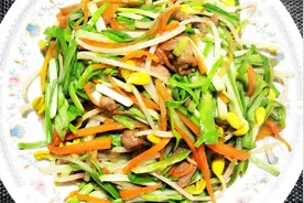 蒜苗炒黄豆芽味道鲜美，营养丰富，想尝尝的话和我一起做一盘吧视频封面