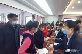 一起学习！湖北天门104名贫困学生获赠“爱心电脑”~图片