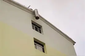 危险！大风吹落楼顶太阳能热水器，大同市消防部门提醒加强日常维护图片