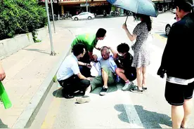 路遇老人摔伤 扶？不扶？他们用实际行动给出答案图片