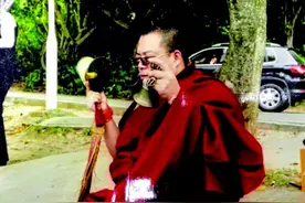 新华社揭露“假活佛”杨洪臣，受害者：他一喊“张老爷”我就害怕图片