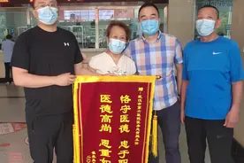 新冠肺炎患者出院81天后返回医院感谢救命恩人图片