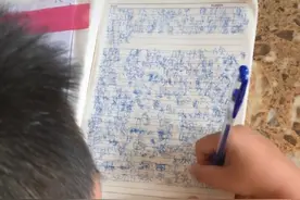 小学生写暑假作业自创“画符体”，老爸气极反笑：职业方向确定了图片