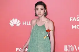 唐艺昕真是放得开，一袭绿色"渔网裙"藏不住好身材，好招摇图片