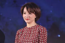董卿：文采斐然，气质端庄高级，身穿印花上衣搭配半身裙知性优雅图片
