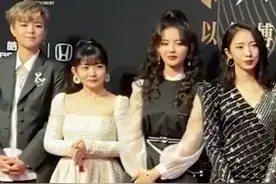 火箭少女一起走红毯，听到主持人叫蔡徐坤的名字，杨超越反应亮了图片
