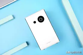 《八佰》还能这样看？车内房顶都可以，超迷你当贝小投影C2评测图片