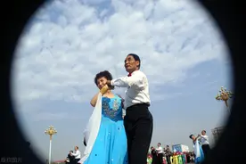 老年人跳交谊舞，会对舞伴产生感情吗？3个女人说出心里话图片