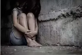 爷爷给十岁孙女洗澡，被孩子父亲赶出家门，留守儿童该谁来守护？图片