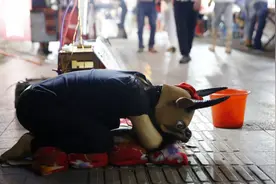 15岁女孩街头扮“牛”让人骑，用乞讨的钱给爸爸治病和全家人生活图片