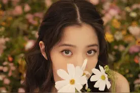 欧阳娜娜 白色露肩波点蓬蓬裙配以森系卷发 是甜美、温柔又灵动图片