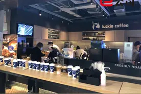 瑞幸咖啡最新实地探访来了！店里“爆单”，店员称：你懂得图片