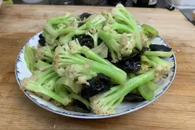 炒花菜，有人先焯水有人直接炒，都不对！教你正确做法，香脆好吃图片