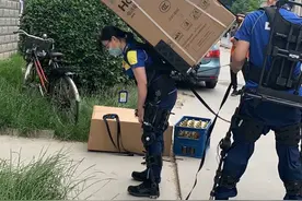 快递员变身“钢铁侠”搬冰箱如同背书包图片