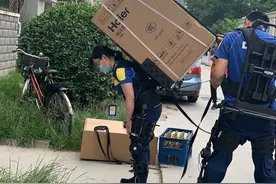 快递员变身“钢铁侠”搬冰箱如同背书包图片
