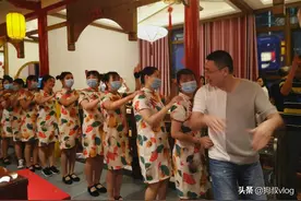 四川南充：旗袍美女跳舞助兴，这家餐馆“板眼”真多图片