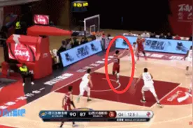 CBA搞笑一幕！最后14秒，球队落后3分，他有空篮竟然不上图片
